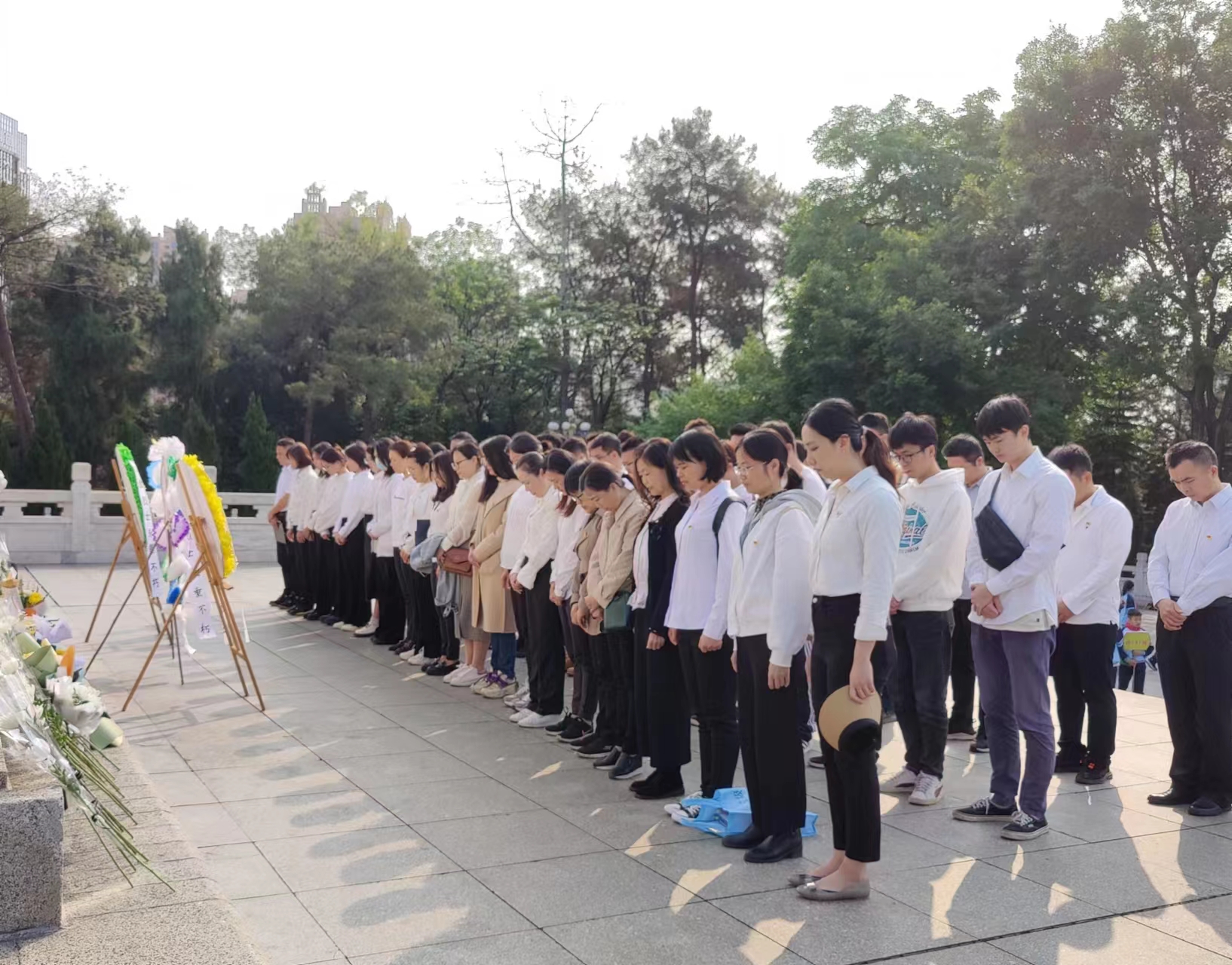 市排水公司黨總支、南寧建康環(huán)保公司黨支部開(kāi)展“緬懷革命先烈，賡續紅色基因”聯(lián)合主題黨日活動(dòng)